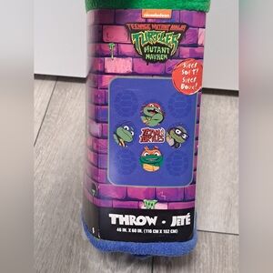 Nickelodeon TMNT Mutant Mayhem Throw - Green and Blue